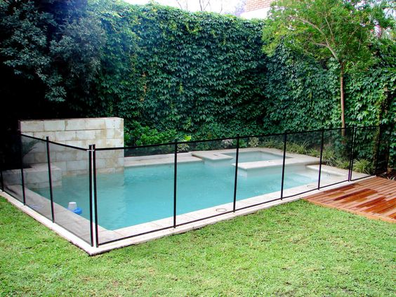 Fences for detachable pools
