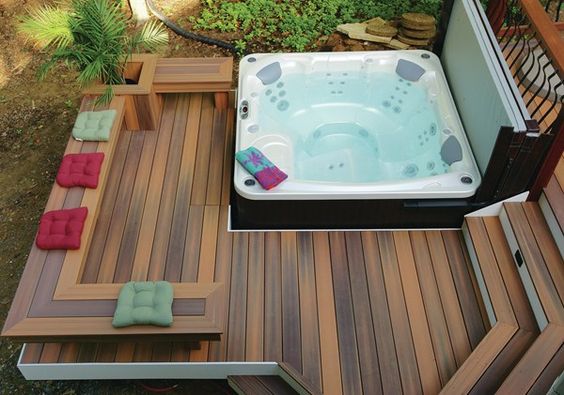 Modern small Jacuzzis with wooden details