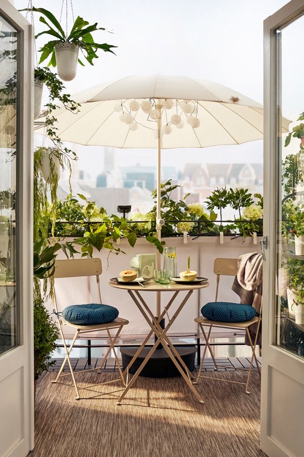 Round tables for balcony dining rooms