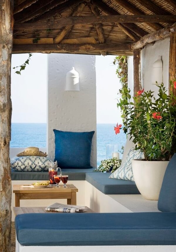 Blue tones for Mediterranean terrace