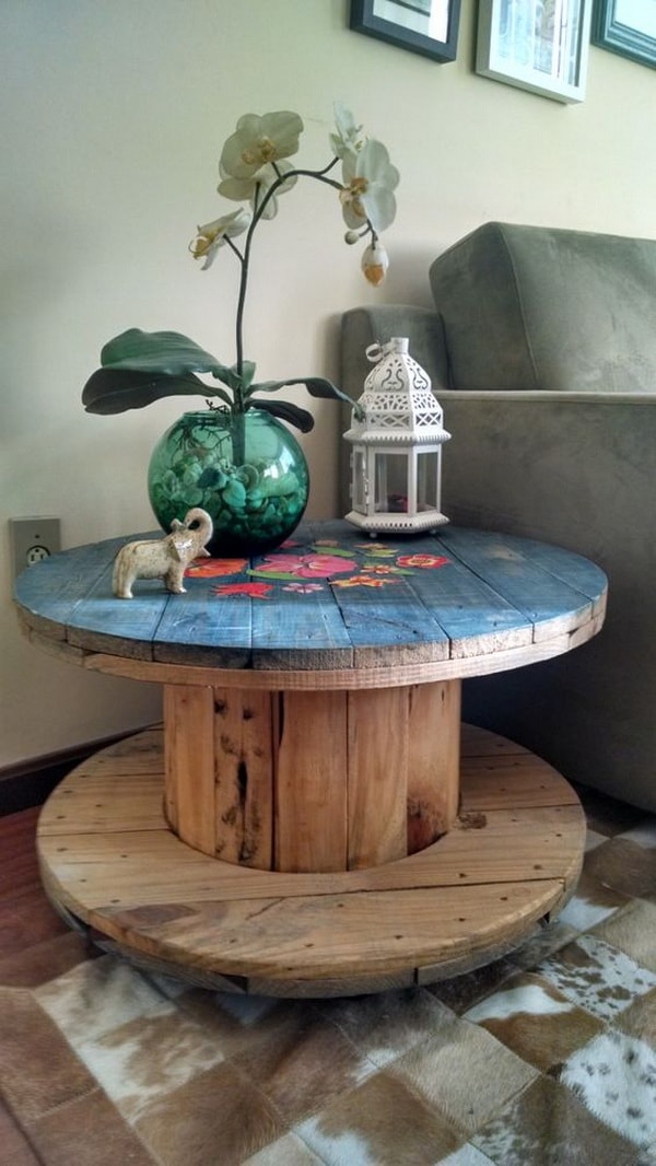 Auxiliary table for the room made with cable reel and personalized with paint.