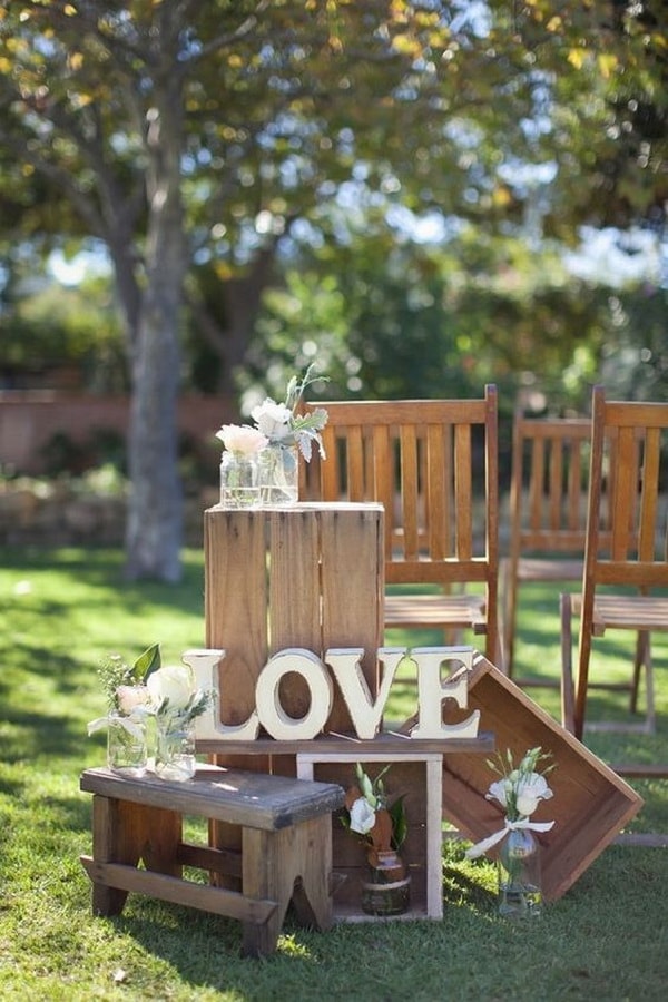 Decoration of weddings with wooden boxes
