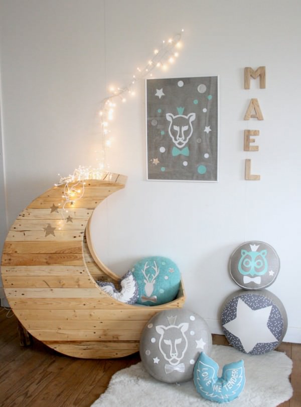 Moon-shaped cradle made of wooden pallets