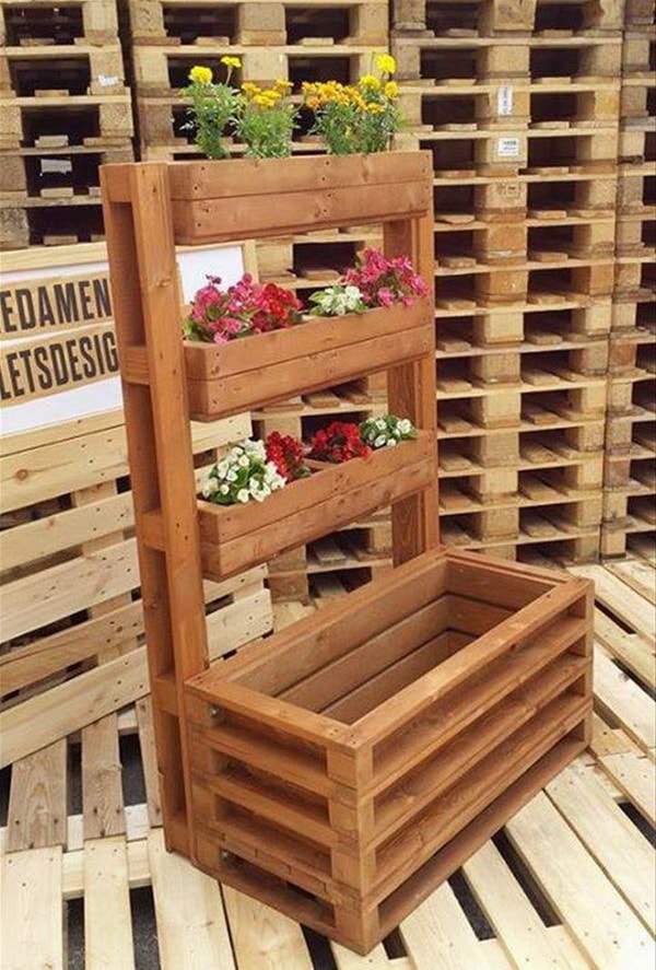 Vertical gardens made with wooden pallets