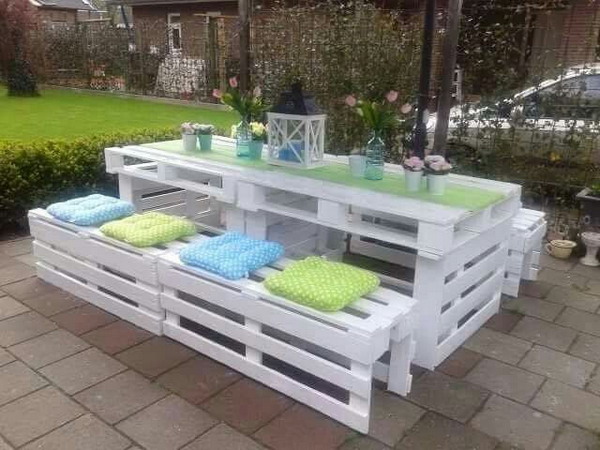 Garden table and benches with pallets