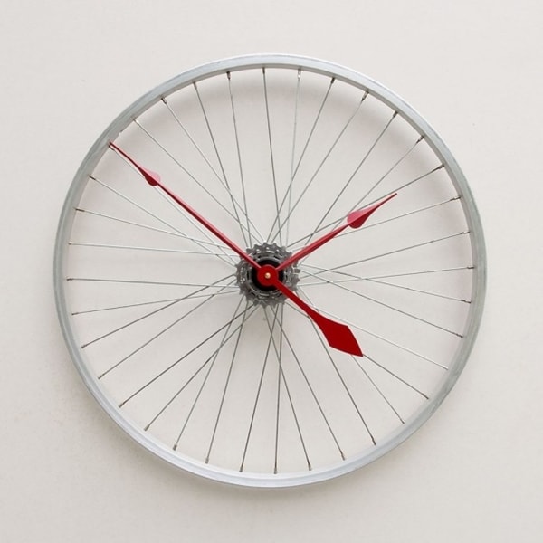 Clock made with bicycle rim