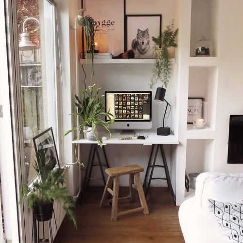 like-decorate-the-working-table-small- but-organized-instagram