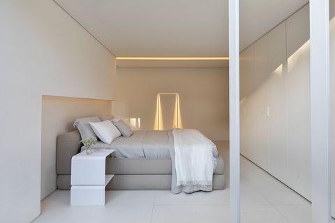 minimalist design bedroom decorated in neutral tones