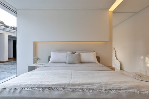 minimalist design bedroom decorated in neutral tones