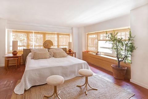 bedroom decorated in ocher and earth tones
