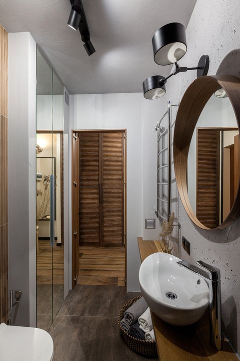 bathroom with floor to ceiling mirrored doors