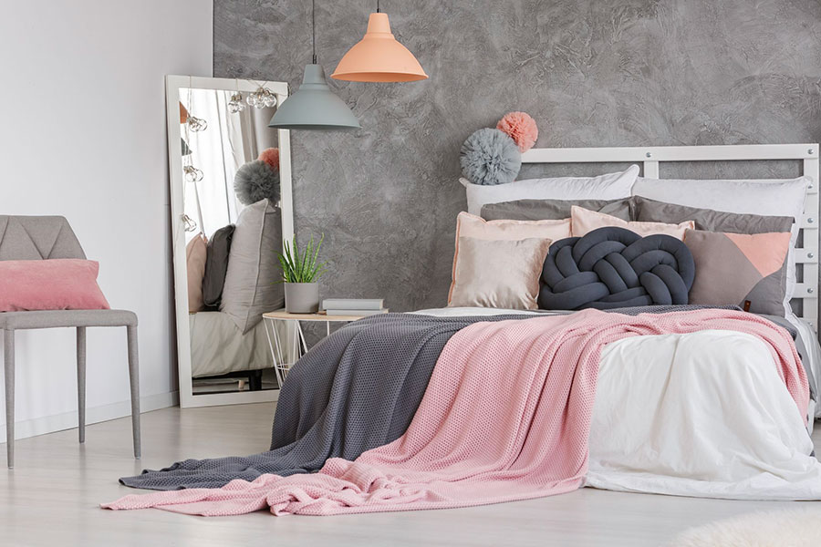 Ideas for decorating a gray and pink bedroom # 12