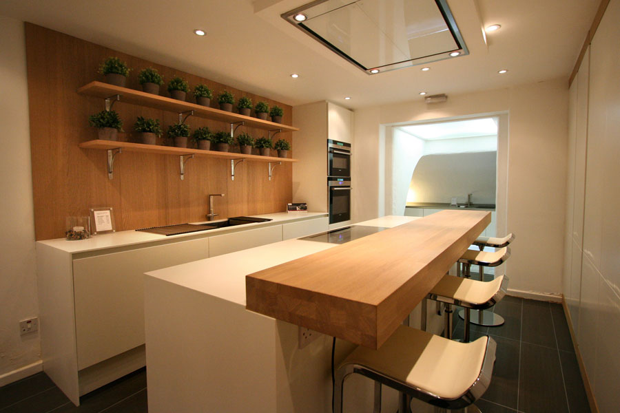 Photo of the kitchen with island and bar shelf for breakfast n.12