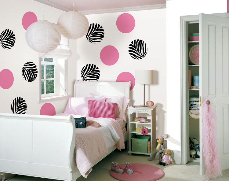 Children's bedroom with wall decorations n.11