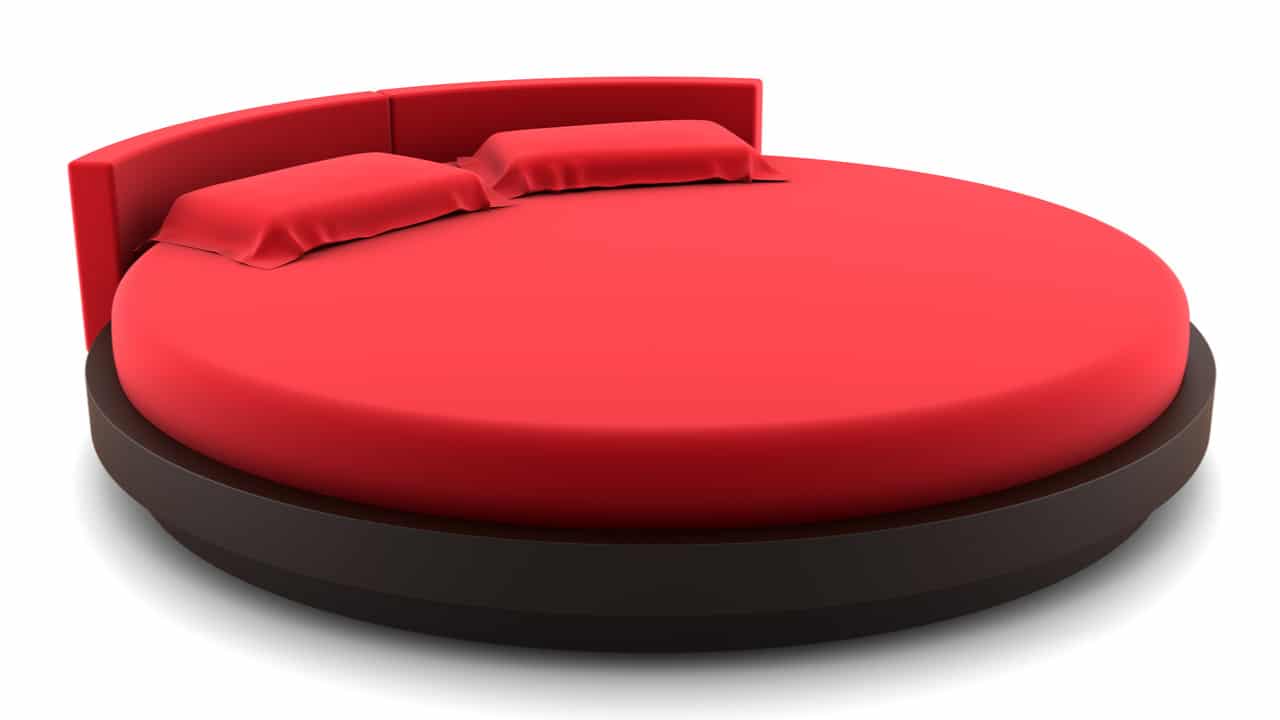 Красная круглая кровать