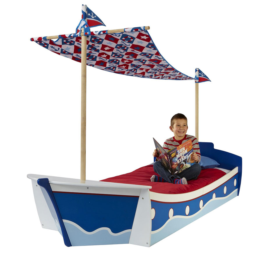Boat-shaped bed