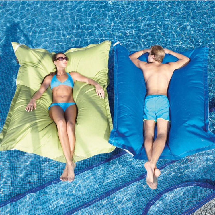 Giant floating cushion for swimming pool