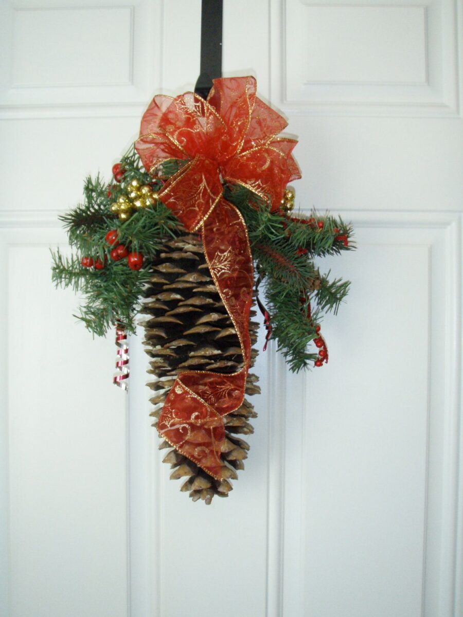 diy-christmas-decorations-with-pine-cones-19