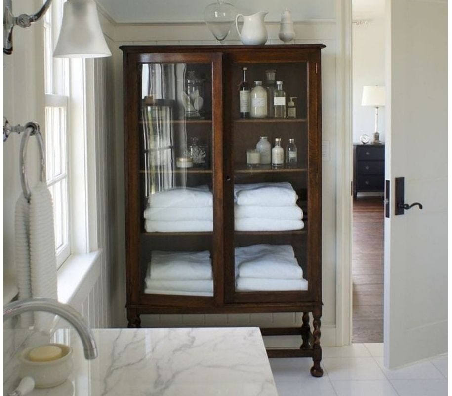 Ideas for furnishing with an antique wardrobe in a modern home