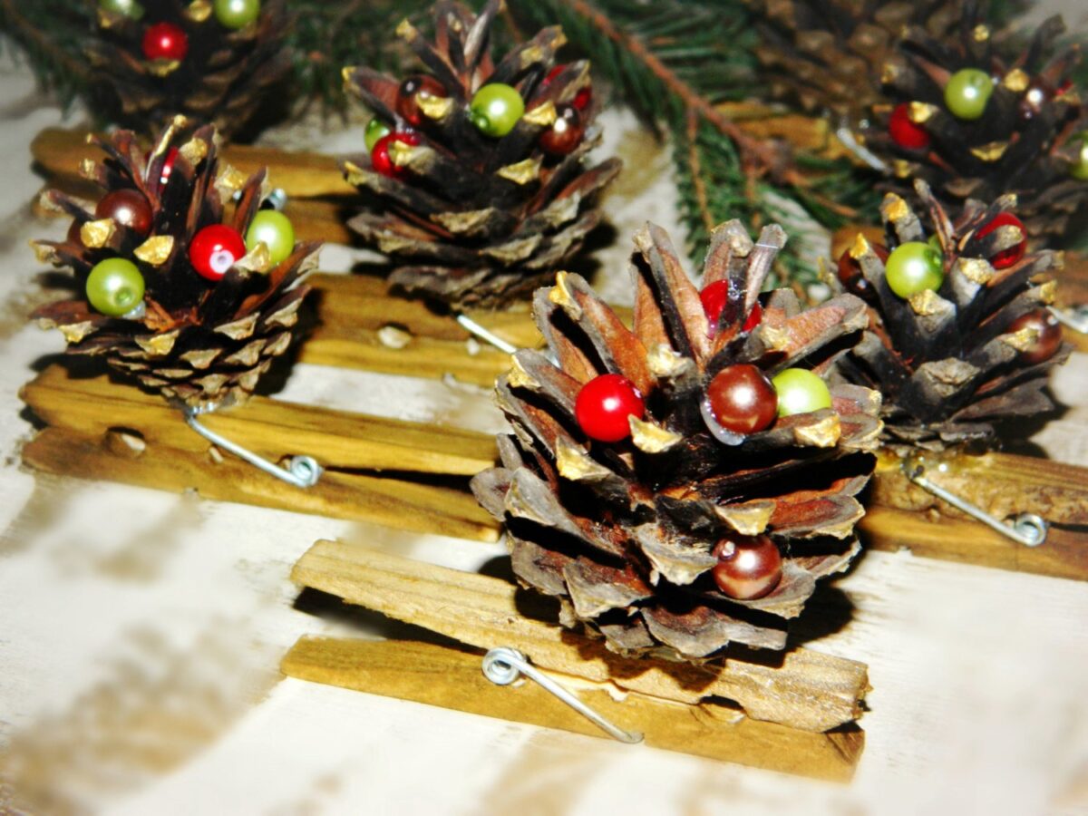 diy-christmas-decorations-with-pine-cones-24