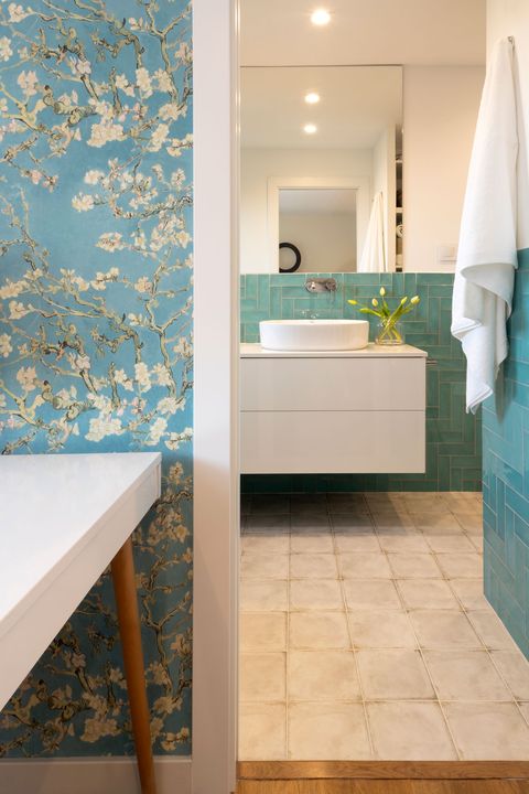 en suite bathroom coin blue tiles
