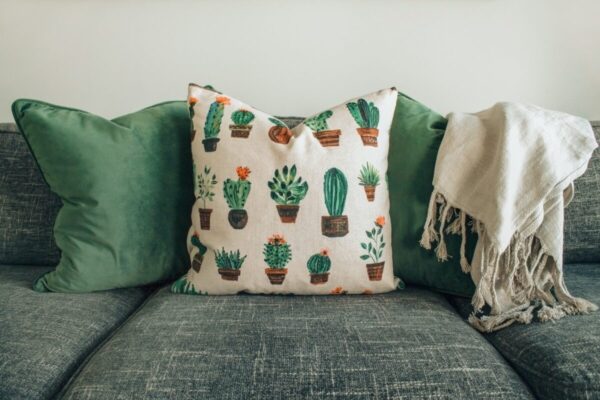 5-tips-on-how-to-arrange-the-cushions-on-the-sofa-fabrics