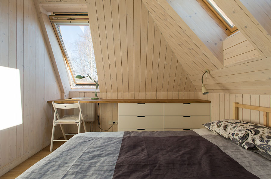 Ideas for furnishing a wooden bedroom in the attic n.02