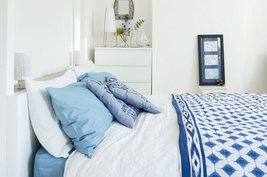How to furnish the bedroom of an Ikea beach house n.1