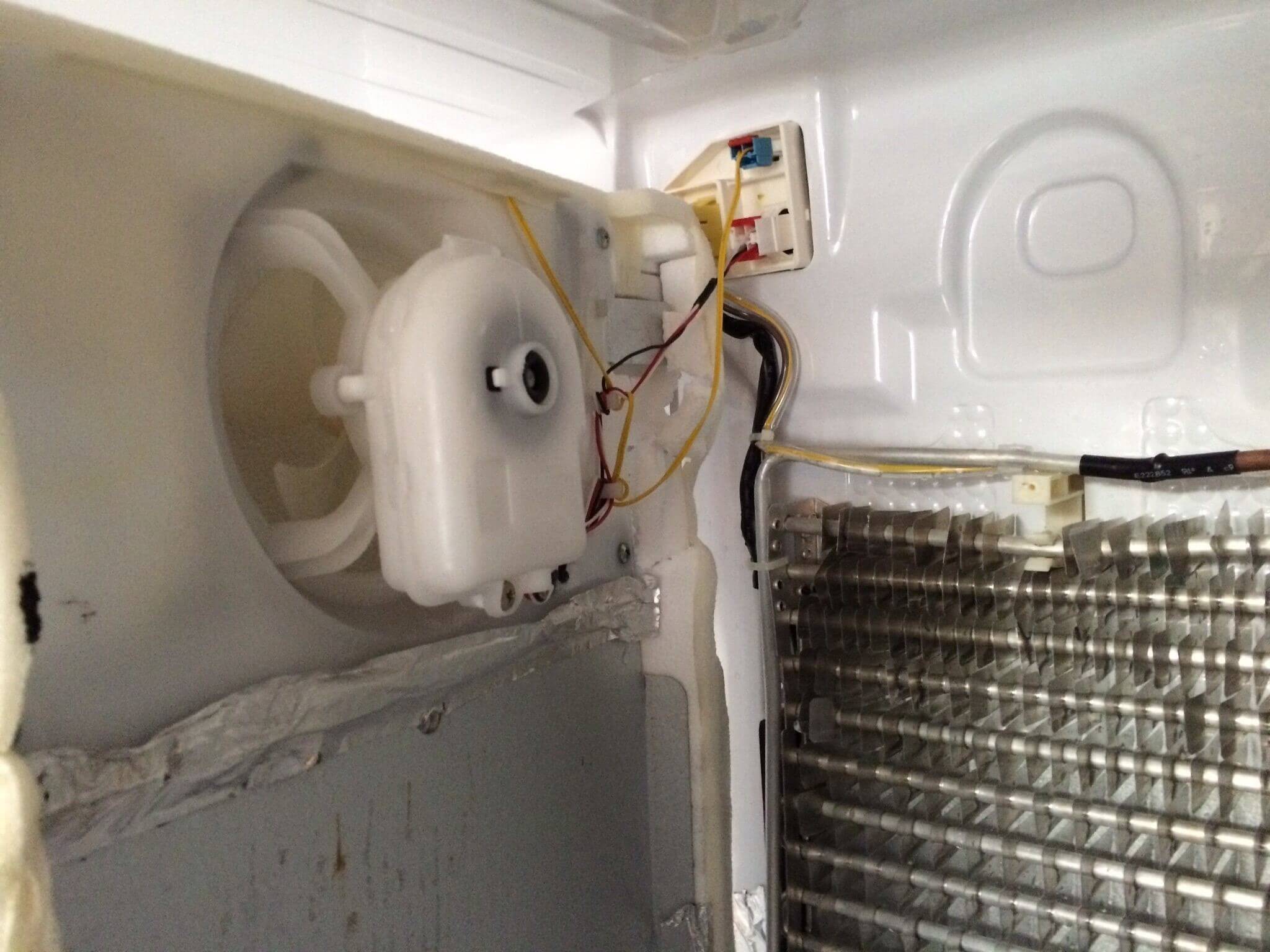 Почему холодильник сильно гудит. Заправка холодильника фреоном. Холодильник сломался мастер. Freon leak in LG Refrigerator. Ужас. Сломался холодильник.